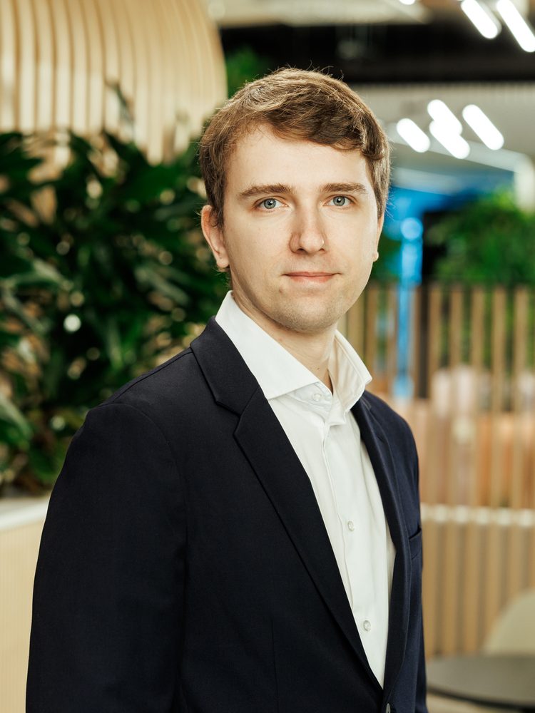 Raivja Kalniņa portrets modernā biroja atpūtas telpā